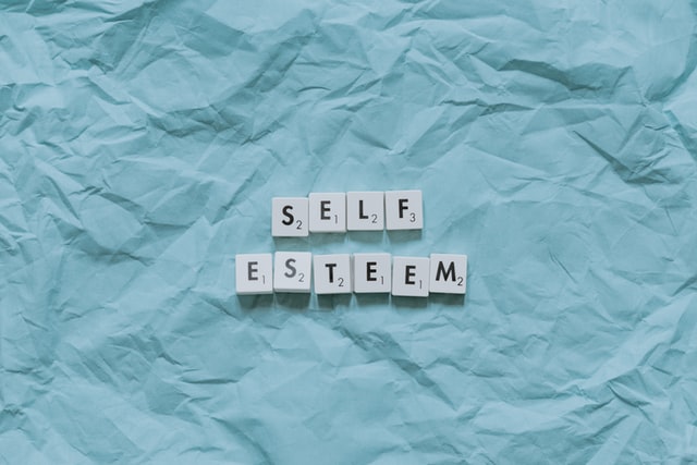 Ciri-Ciri Seseorang Memiliki Self-Esteem Tinggi | WeCare.id