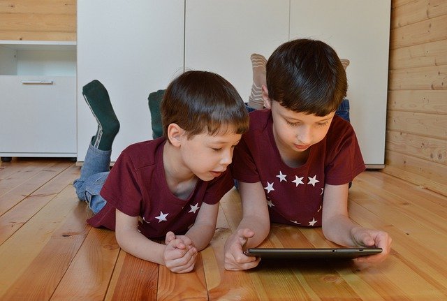 Simak Trik Ini untuk Menjauhkan Anak dari Gadget | WeCare.id