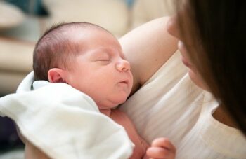 Istilah Bau Tangan Pada Bayi Mitos atau Fakta? | WeCare.id