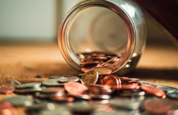 Cara Ajarkan Mengelola Uang Lebaran Pada Si Kecil | WeCare.id