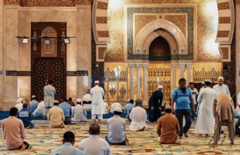 7 Hikmah Zakat yang Umat Muslim Harus Tahu | WeCare.id