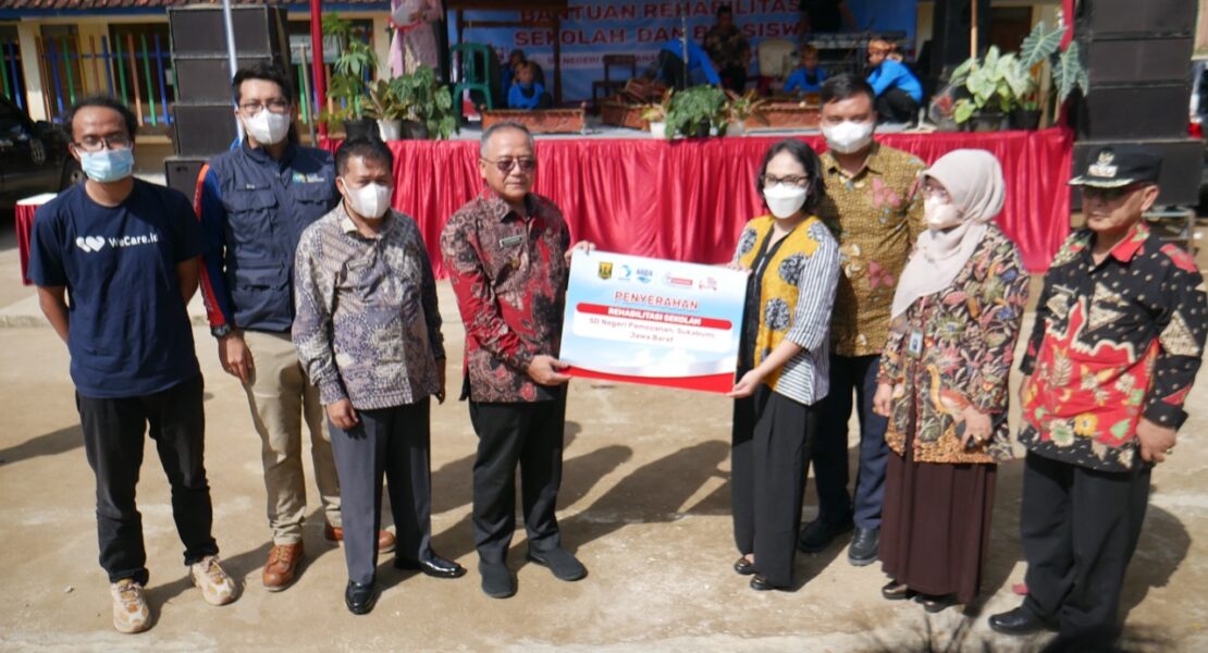 Penyerahan Donasi Rehabilitasi SDN Pamoyanan oleh Danone Indonesia dan WeCare.id