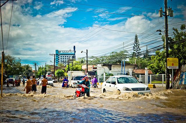 Musim Hujan Melanda, Ini Cara Mengatasi Banjir | WeCare.id