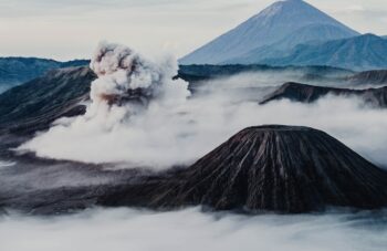 Gunung Merapi Memuntahkan Awan Panas Lagi. Waspada! | WeCare.id