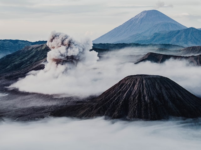 Gunung Semeru Meletus, Waspada Abu Vulkaniknya