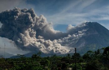 Gunung Semeru Meletus, Waspada Abu Vulkaniknya | WeCare.id