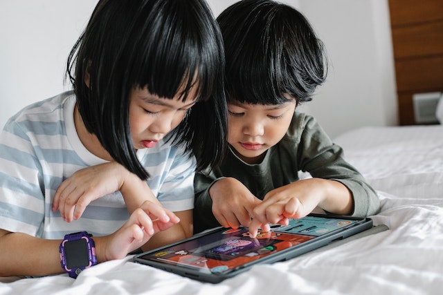 Tips Penting untuk Mengurangi Screen Time Anak | WeCare.id