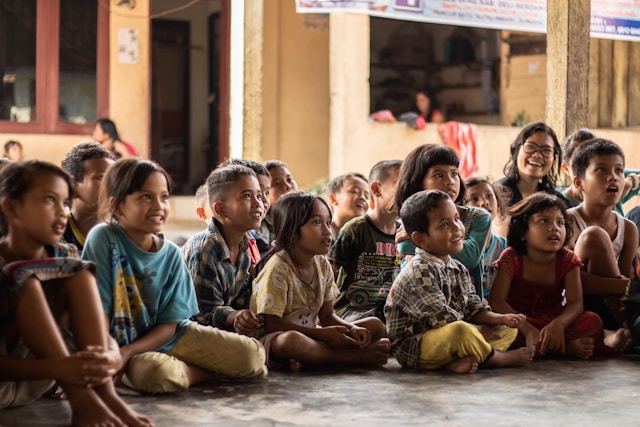 10 Keutamaan Donasi Anak Yatim Disertai Ayat dan Hadisnya