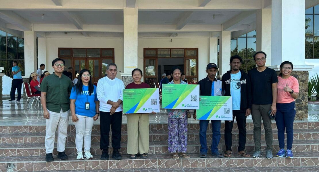 Penyerahan Donasi Iuran BPJS Ketenagakerjaan untuk Pekerja Rentan Sektor Informal oleh Pemerintah Kabupaten Manggarai Barat dan WeCare.id serta The Equity Initiatives | WeCare.id