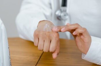 7 Jenis Obat Dermatitis Eksim dan Cara Pakainya | WeCare.id