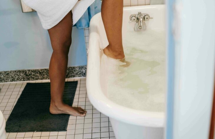 Mengapa Risiko Jatuh Kamar Mandi Bisa Berakibat Fatal? | WeCare.id