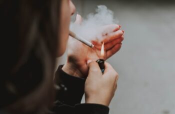 Penyakit Mata Akibat Rokok: Mitos atau Fakta? | WeCare.id